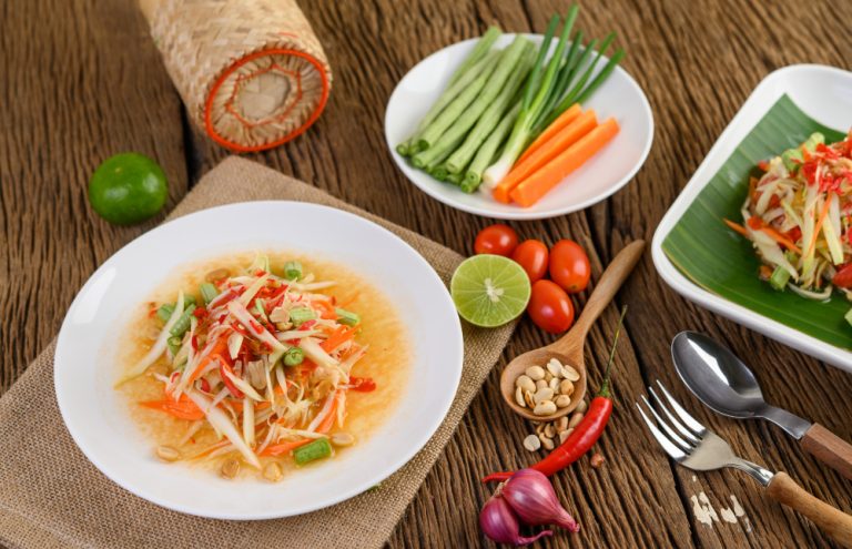 menikmati kuliner Thailand
