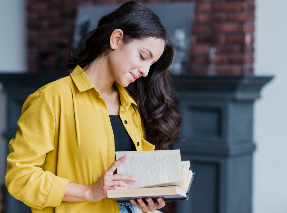 membaca buku motivasi