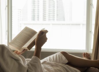 Membaca buku
