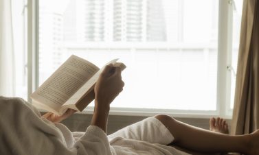 Membaca buku